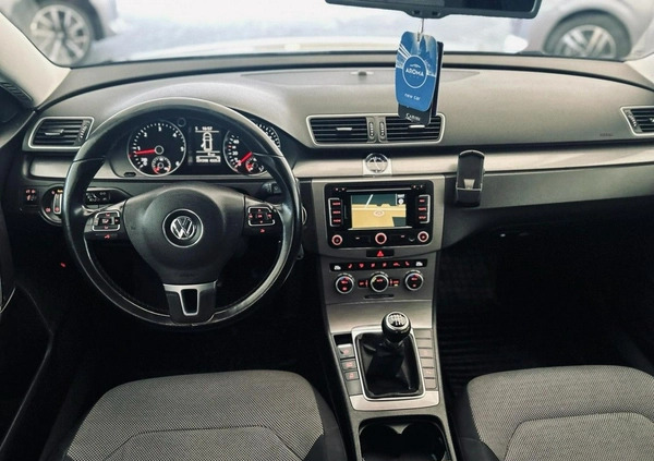 Volkswagen Passat cena 29900 przebieg: 230000, rok produkcji 2012 z Bieruń małe 704